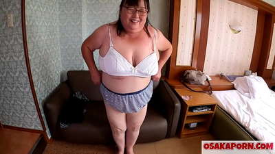 මහත ජපන් අම්මා ඇගේ විශාල තනපට පෙන්වමින් ලිංගික සෙල්ලම් බඩුවක් රසවිඳියි. 51 හැවිරිදි ආසියාතික මවක් ඇගේ ලිංගික අත්දැකීම ගැන කතා කරයි. යුකිකෝ 1 OSAKAPORN මේද මිල්ෆ්